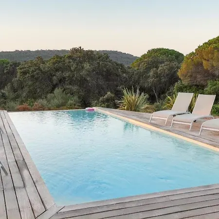 Vecchio Poolside Retreat: 3-bedroom With Wi-fi Apartment *