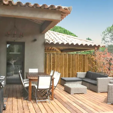 Apartment Vecchio Poolside Retreat: 3-bedroom With Wi-fi *