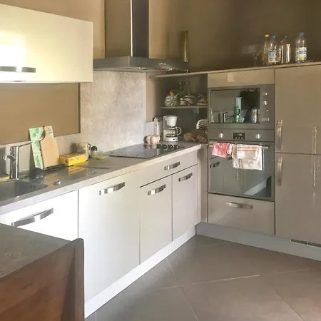 Vecchio Poolside Retreat: 3-bedroom With Wi-fi Apartment