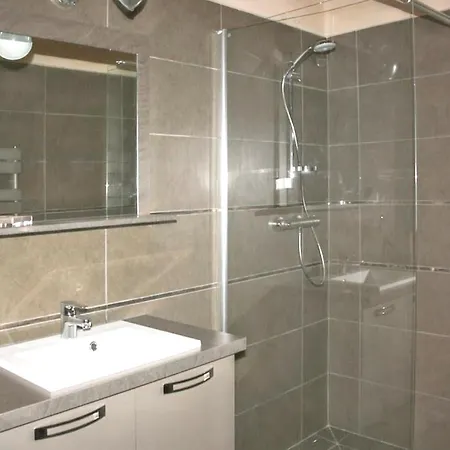 Apartment Vecchio Poolside Retreat: 3-bedroom With Wi-fi